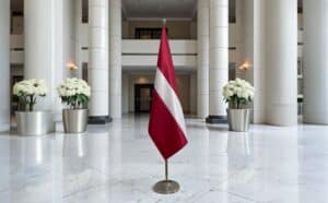 drapeau Lettonie sur hampe