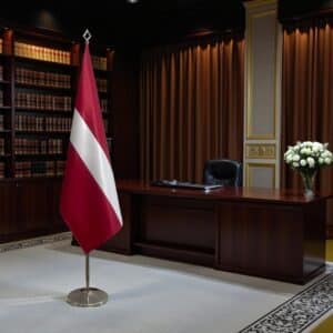 drapeau Lettonie sur hampe