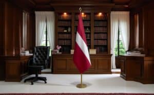 drapeau Lettonie avec socle