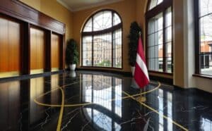 drapeau Lettonie avec socle