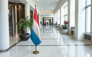 drapeau Luxembourg avec mat