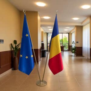 drapeau Roumanie avec socle