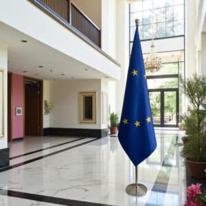 drapeau UE sur pied