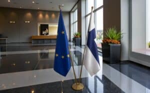 drapeau Finlande avec pied