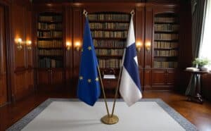 drapeau Finlande avec pied