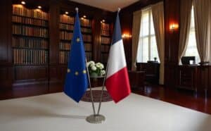 drapeau france avec pied